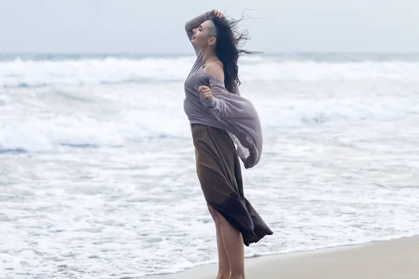 ビーチを歩く幸せな気楽な女性のライフスタイルの肖像画 — ストック写真