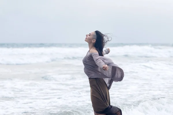 幸福无忧无虑的女人在沙滩上行走的生活方式肖像 — 图库照片