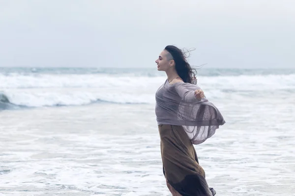 Lifestyle portrait of happy carefree woman walking on the beach — Stock Photo, Image