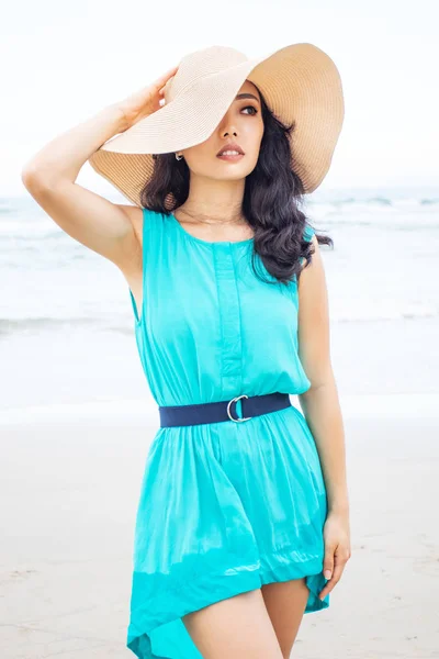 Piękna młoda kobieta w kapeluszu na plaży — Zdjęcie stockowe