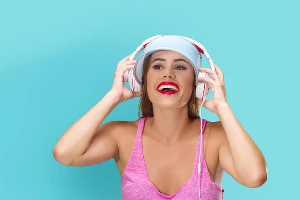 Mujer joven escuchando música en auriculares —  Fotos de Stock