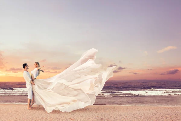 Happy couple embracing on the beach — Stock Photo, Image