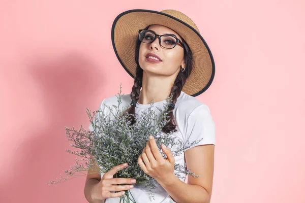 Porträt einer schönen jungen Frau mit Blumen — Stockfoto