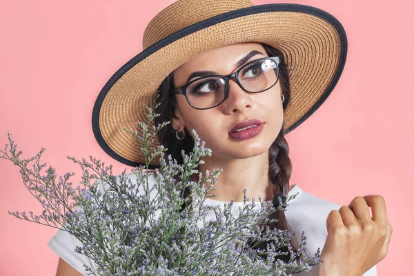 Porträt einer schönen jungen Frau mit Blumen — Stockfoto