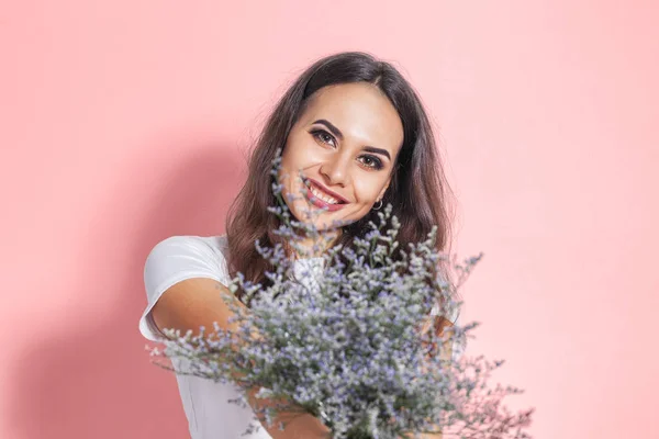 花を持つ美しい若い女性の肖像 — ストック写真