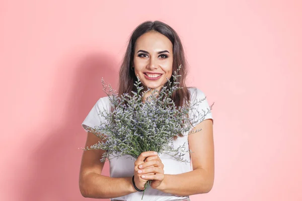 Porträt einer schönen jungen Frau mit Blumen — Stockfoto