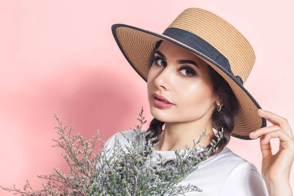 Portrait de belle jeune femme avec des fleurs — Photo