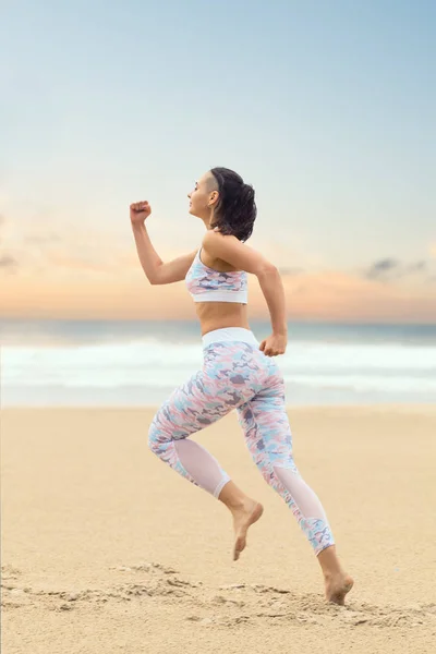 Mladá SPORTOVKA běhají po mořské pláži — Stock fotografie