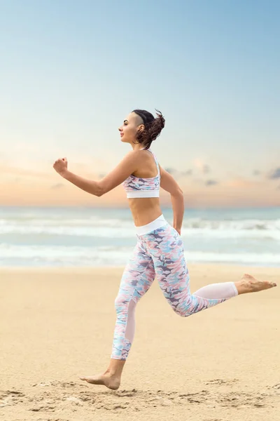 Deniz plajında genç atlet kadın jogging — Stok fotoğraf