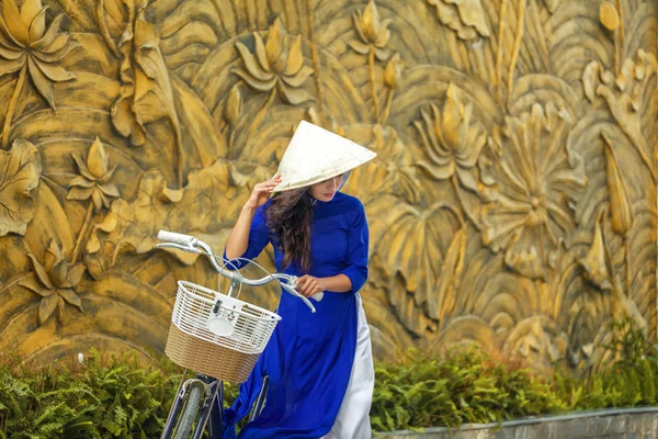 Ung asiatisk kvinna i traditionell vietnamesisk klänning ao dai — Stockfoto