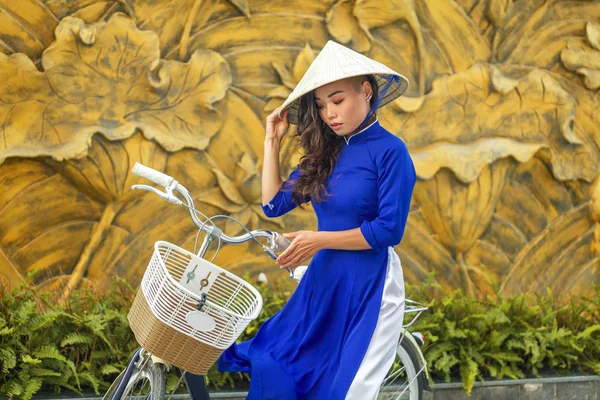 Jovem mulher asiática no tradicional vestido vietnamita ao dai — Fotografia de Stock