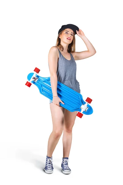 Πορτρέτο της νεαρής γυναίκας με skateboard — Φωτογραφία Αρχείου