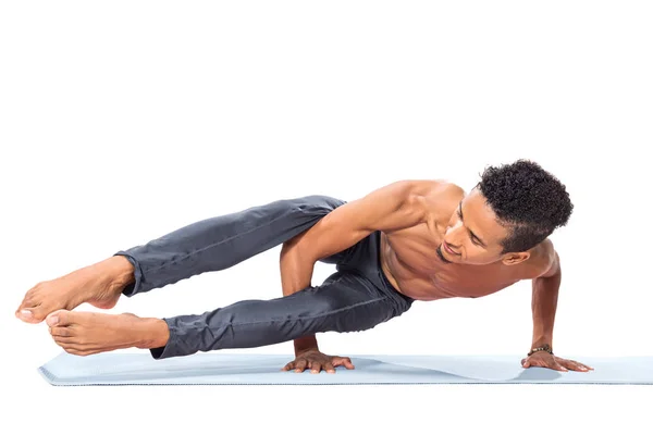 Jovem fazendo exercício de ioga — Fotografia de Stock