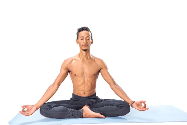 Joven haciendo ejercicio de yoga —  Fotos de Stock