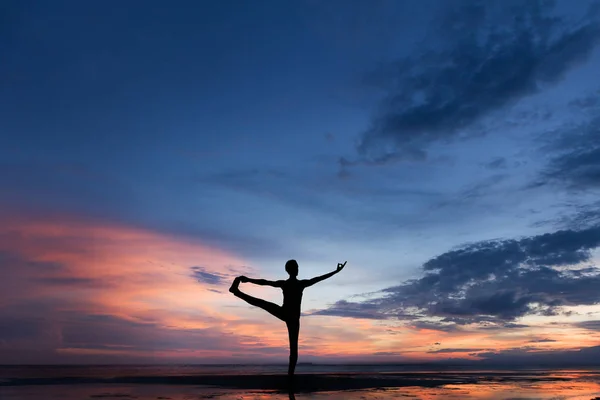 Silhouettenfoto von Mann beim Yoga bei Sonnenuntergang — Stockfoto