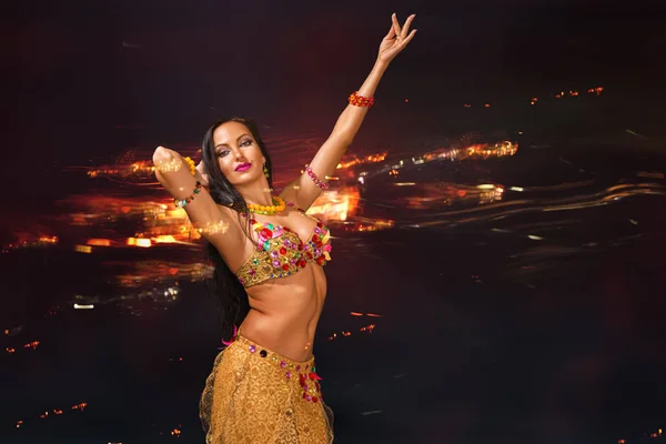Young woman performing belly dance — Stock Photo, Image