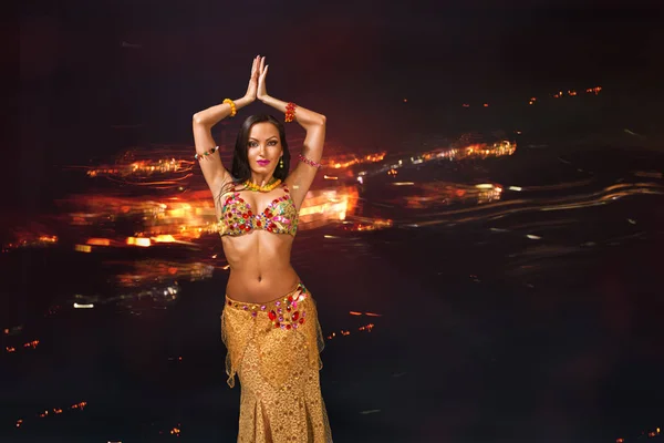 Young woman performing belly dance — 스톡 사진