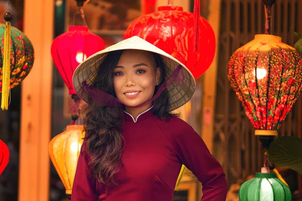 Jonge Aziatische vrouw in traditionele Vietnamese jurk ao dai — Stockfoto