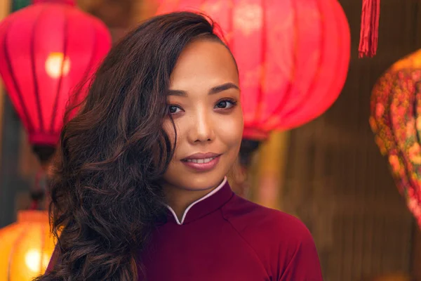 Jovem mulher asiática no tradicional vestido vietnamita ao dai — Fotografia de Stock