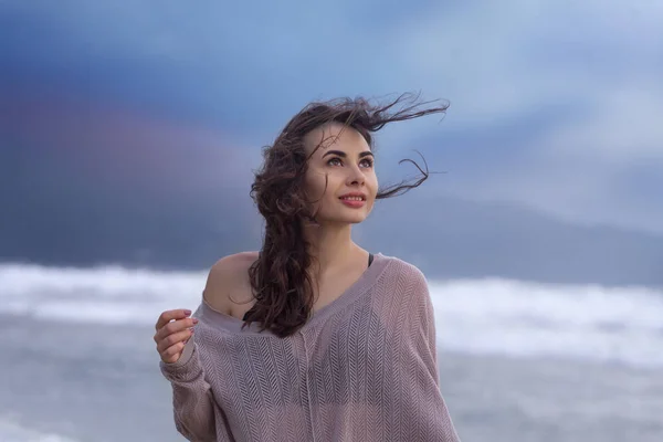 Jonge vrouw aan de zee kust strand — Stockfoto