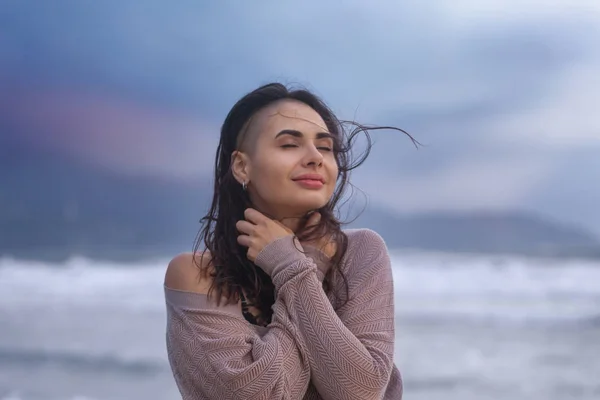 Jovem mulher na praia da costa do mar — Fotografia de Stock