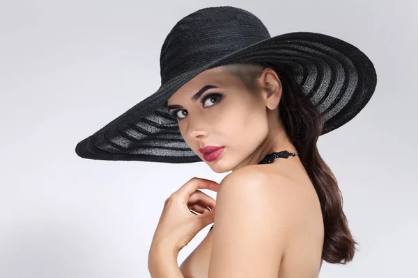 Ritratto di giovane donna con elegante cappello da sole — Foto Stock