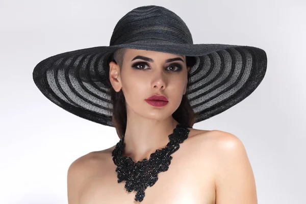 Retrato de mujer joven con sombrero de sol con estilo —  Fotos de Stock