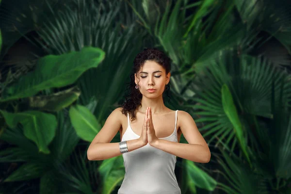 Mujer meditando en la selva tropical . — Foto de Stock