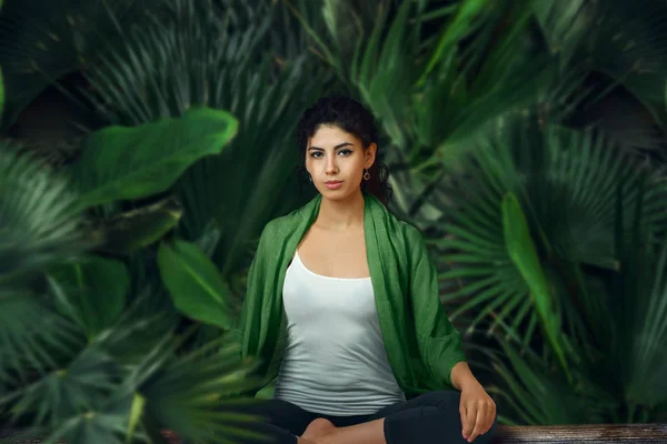 熱帯雨林で瞑想する女性. — ストック写真