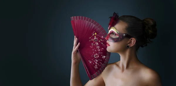 Vrouw dragen Venetiaanse Masquerade carnaval masker — Stockfoto