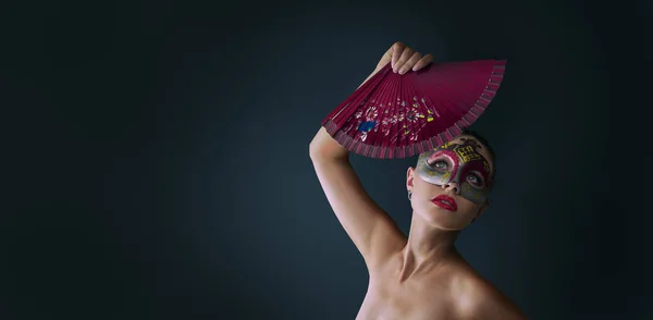 Mulher vestindo máscara de carnaval veneziana mascarada — Fotografia de Stock