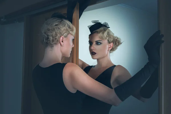 Ρετρό πορτραίτο μιας όμορφης γυναίκας δίπλα στον καθρέφτη — Φωτογραφία Αρχείου