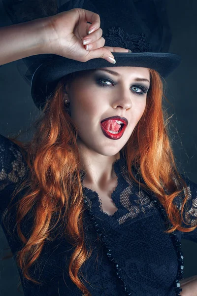 Прекрасный женский портрет, одетый как ведьма для вечеринки на Хэллоуин — стоковое фото