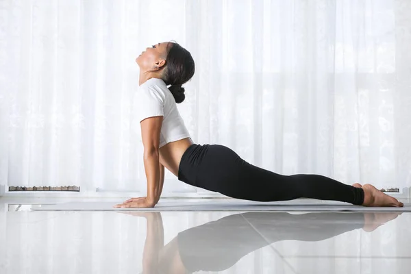 Genç asyalı kadın egzersiz ve yoga yapıyor — Stok fotoğraf