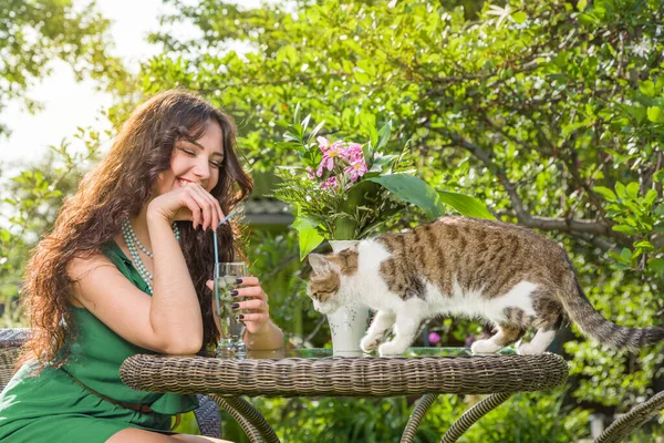 Güneşli Bir Günde Arka Bahçede Kedisi Olan Genç Bir Kadın — Stok fotoğraf
