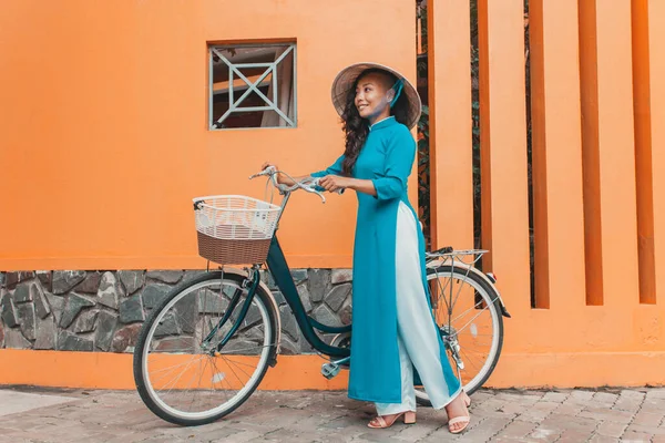 Jovem Mulher Vestido Vietnamita Tradicional Com Bicicleta Andando Rua — Fotografia de Stock