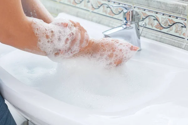 バスルームの洗面所で石鹸で手を洗う女性のクローズアップ写真 — ストック写真
