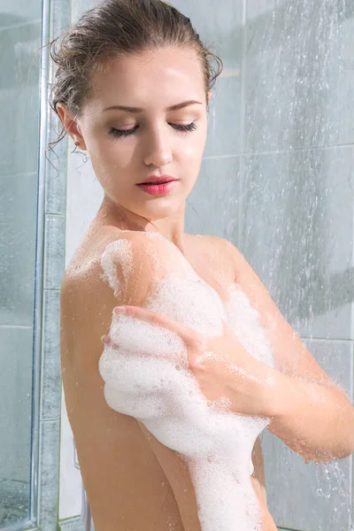 Mujer Joven Tiene Ducha Baño Doméstico —  Fotos de Stock