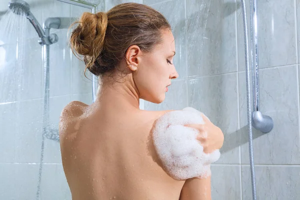 Mladá Žena Mají Sprchu Domácí Koupelně — Stock fotografie