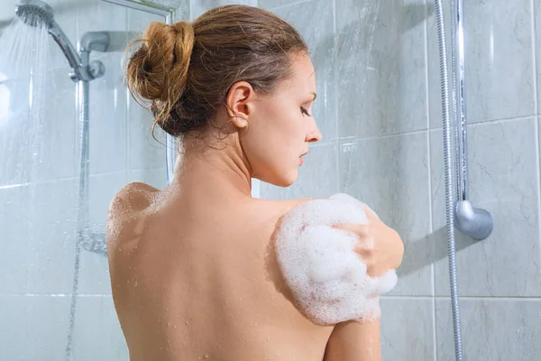 Jonge Vrouw Hebben Douche Binnenlandse Badkamer — Stockfoto