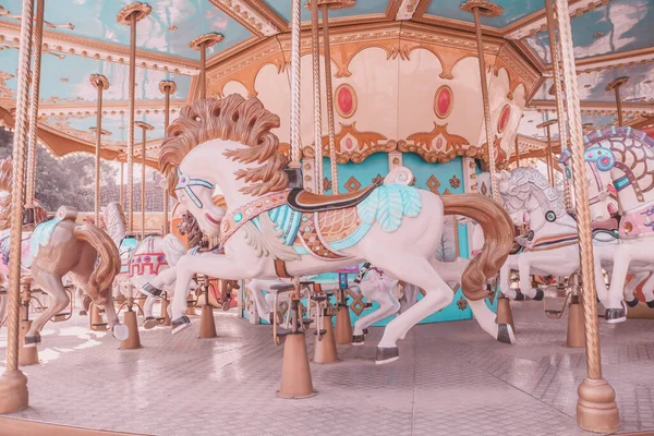 Εσοδεία Στυλ Άδειο Καρουσέλ Άλογο Στην Παιδική Χαρά — Φωτογραφία Αρχείου