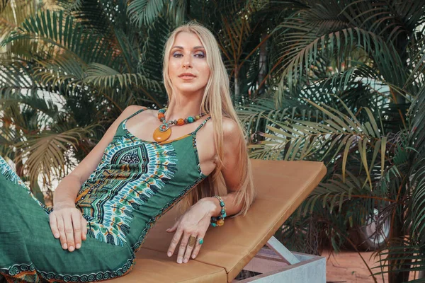 Tineri Blonda Femeie Rochie Verde Relaxare Stațiune Tropicală — Fotografie, imagine de stoc
