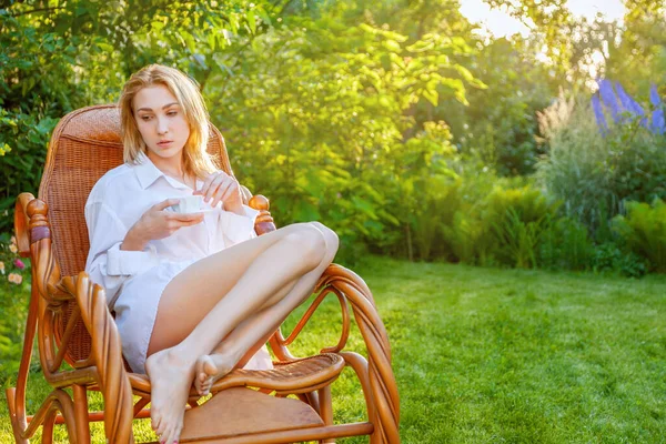 Молода Красива Блондинка Розслабляється Наодинці Саду Задньому Дворі Під Час — стокове фото