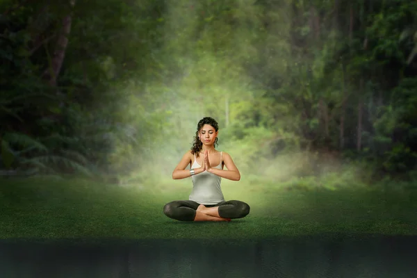 Junge Frau Meditiert Lotusstellung Tropischen Wald Frau Macht Yoga Training — Stockfoto