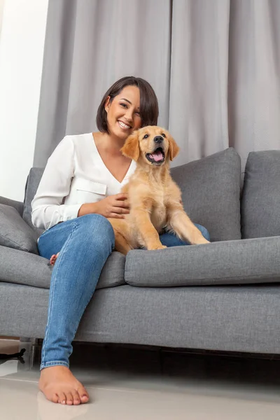 Genç Köpeğiyle Birlikte Evdeki Kanepede Oturan Bir Kadın — Stok fotoğraf