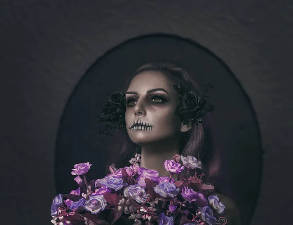 ハロウィンの化粧と花の花束を手に若い女性の抽象的な肖像画 — ストック写真