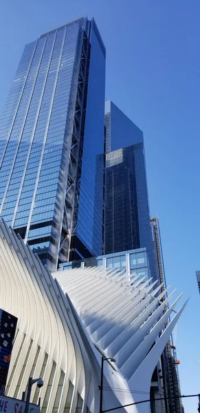 Ett Foto Oculus Building Nyc Glasbyggnad Skyskrapa — Stockfoto