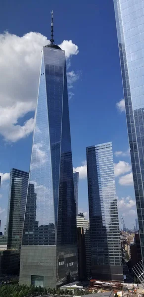 Ett Foto Frihet Tower One World Trade Center Moln Reflektioner — Stockfoto