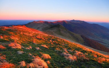 Dağlarda inanılmaz peyzaj yüksek gündoğumu ile. Doğa severler için güzel görünümü. Durağındayım sabah sahne. Yer yer Ukrayna, Europe.