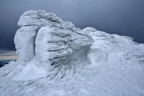 Skały Mrożone Ciekawymi Teksturowanej Mróz Śnieg Jak Gdyby Jest Gigantem — Zdjęcie stockowe